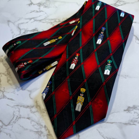 Silk Tie nutcracker - Picture 3 of 5